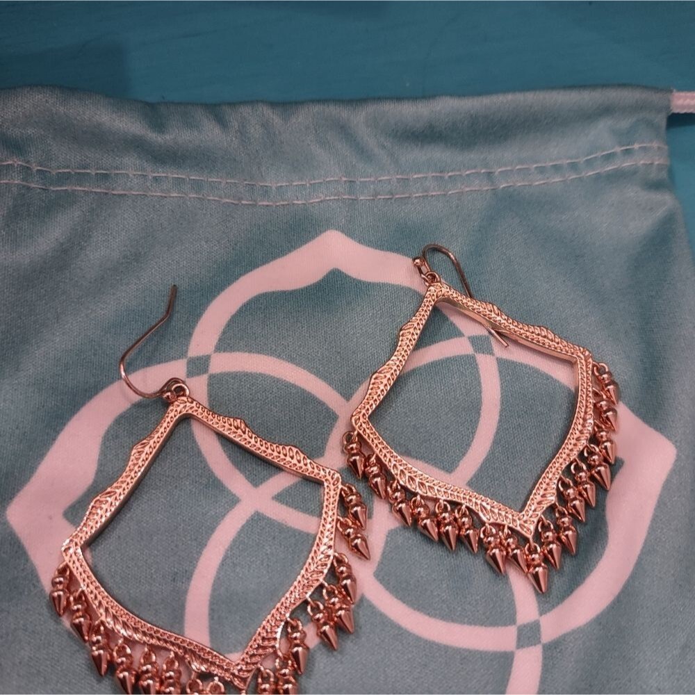 EUC Kendra Scott Lacy Drop Earrings Rose Gold - Picture 6 of 12